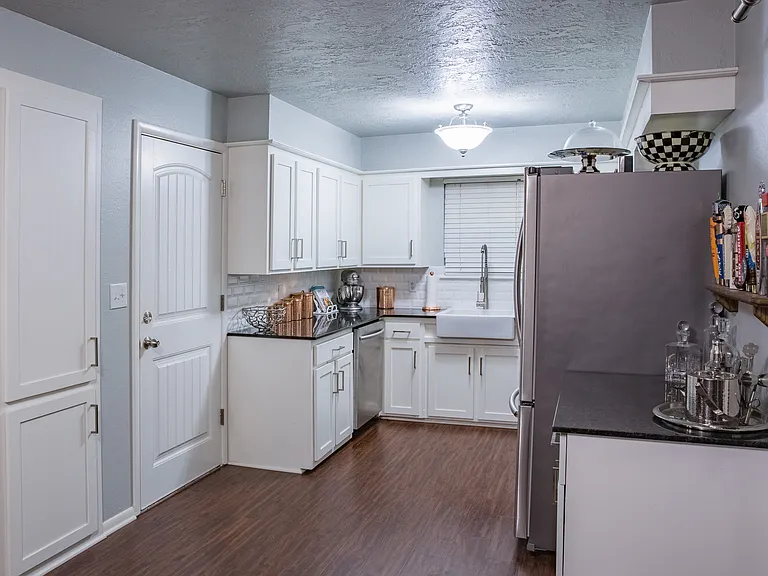 703 Normandie Dr — Photo 8