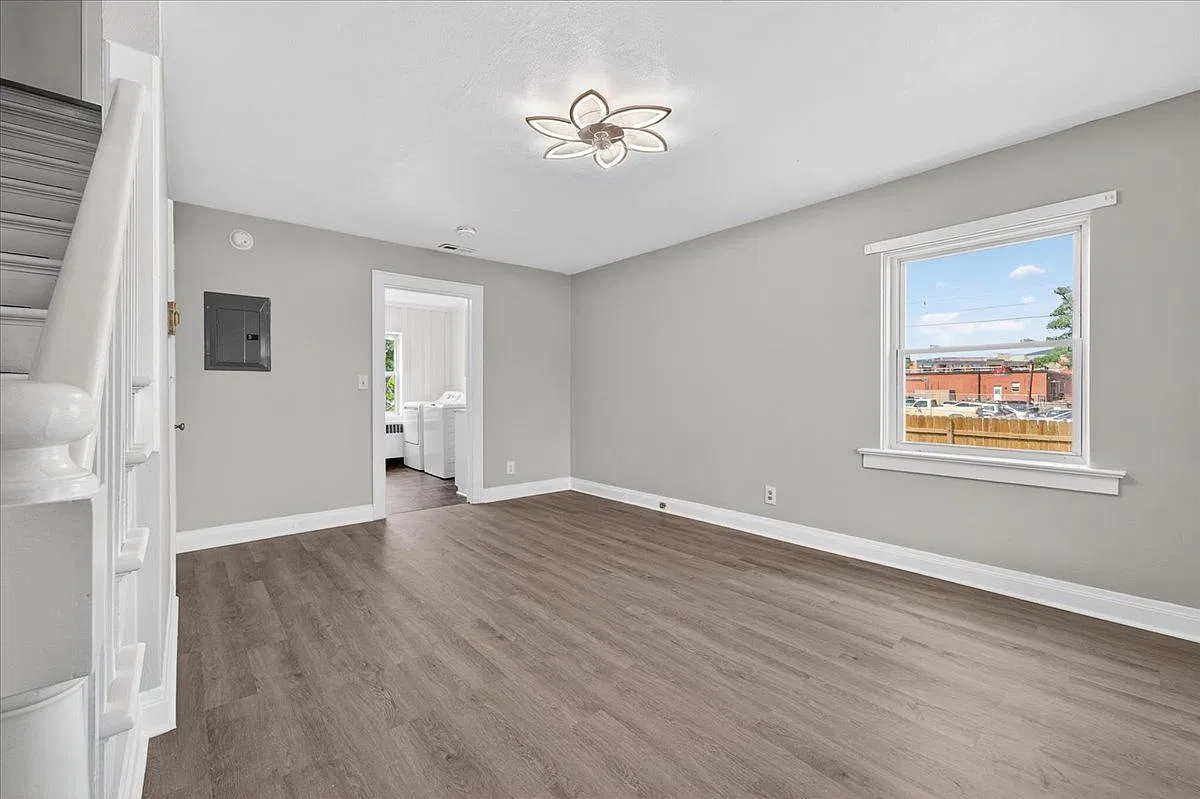 Recently renovated 2 bedroom townhouse for rent — Photo 2