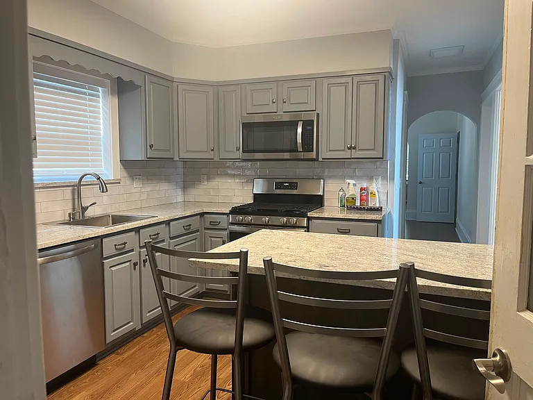 39 Manning Ave #2 — Photo 2