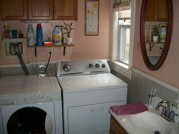 1st floor full bath w-w&D