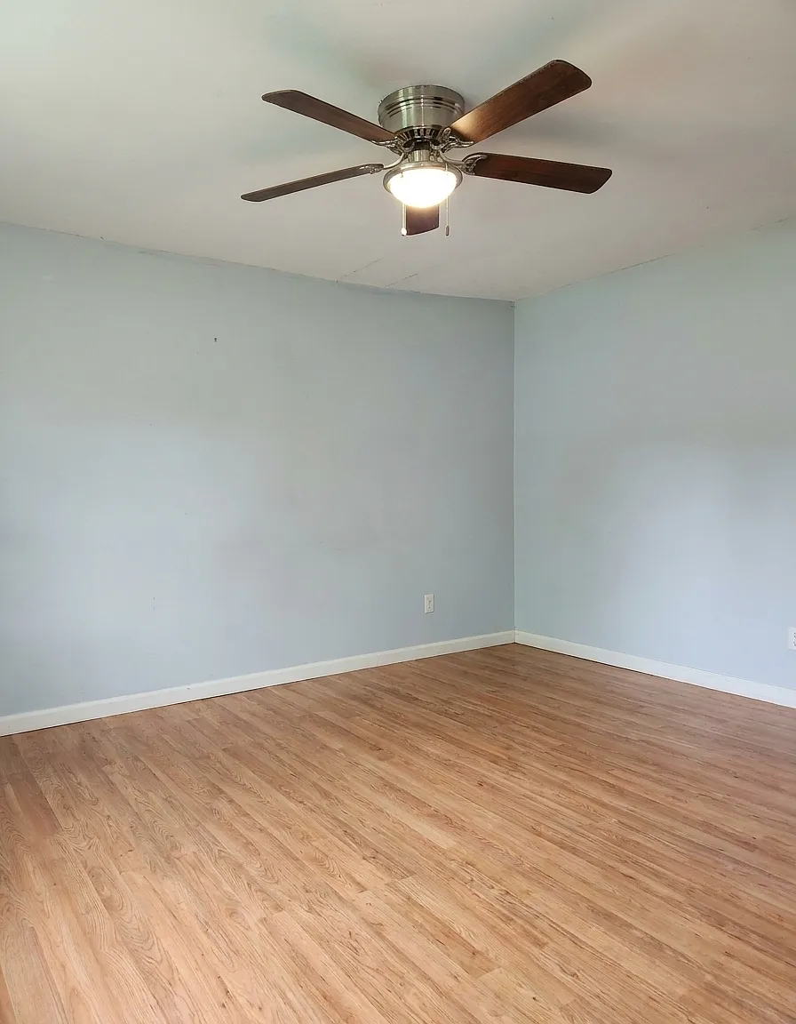 3 bed, 1000 sqft, $2,400 — Photo 4