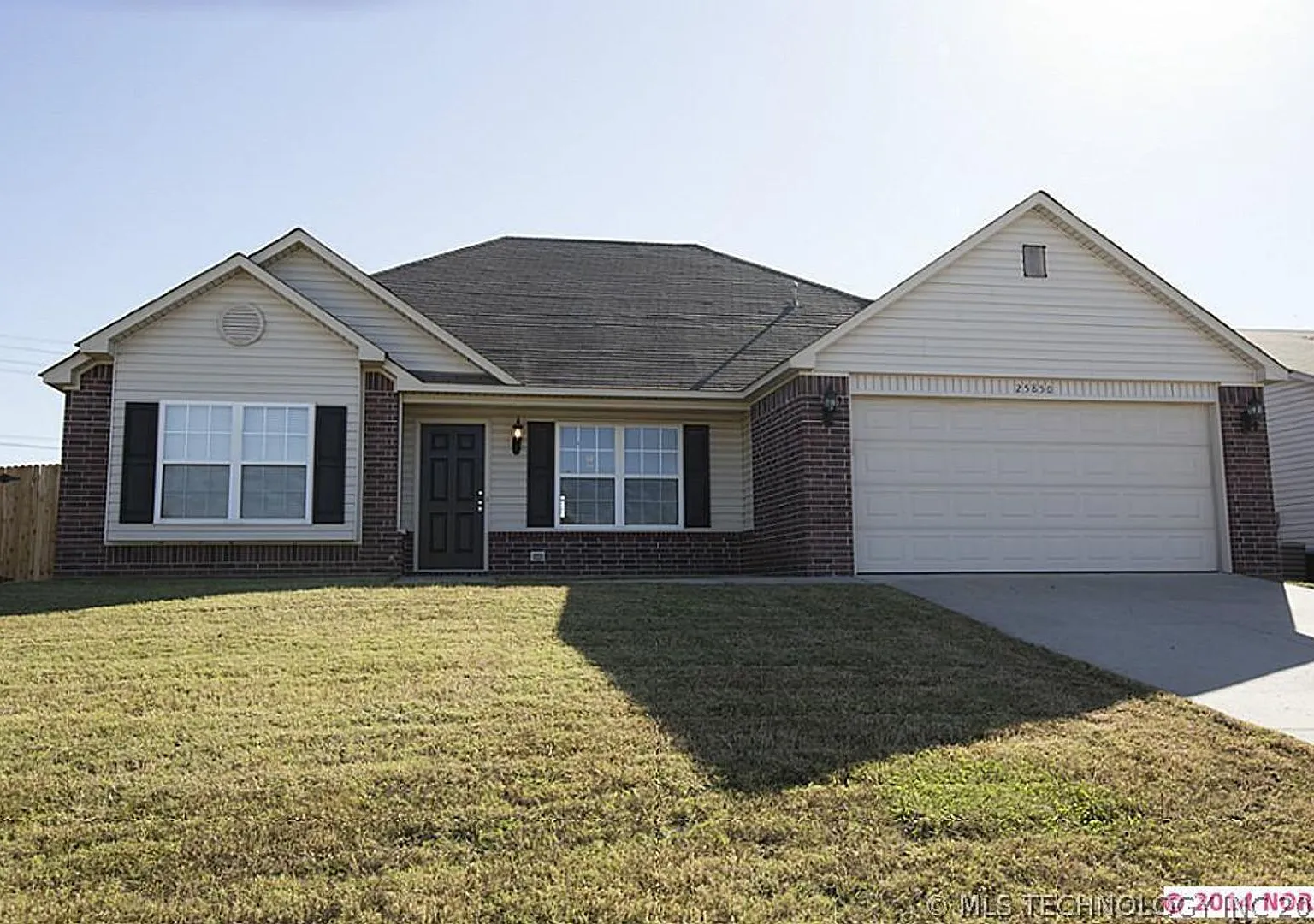 Beautiful 3 Bed 2 Bath Home with New Plank Flooring, 2 car garage and large backyard. — Photo 1