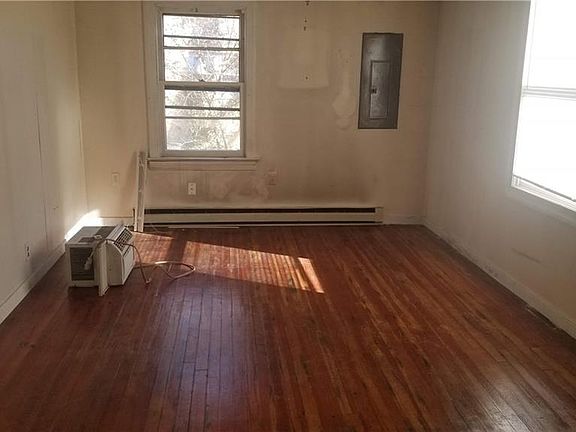 3rd image of 1905 Oak Hill Ln