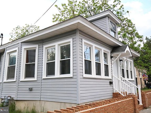 3rd image of 618 Dock St