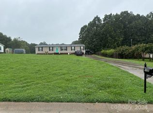 1109 Peppertree Dr, Mount Holly, NC 28120