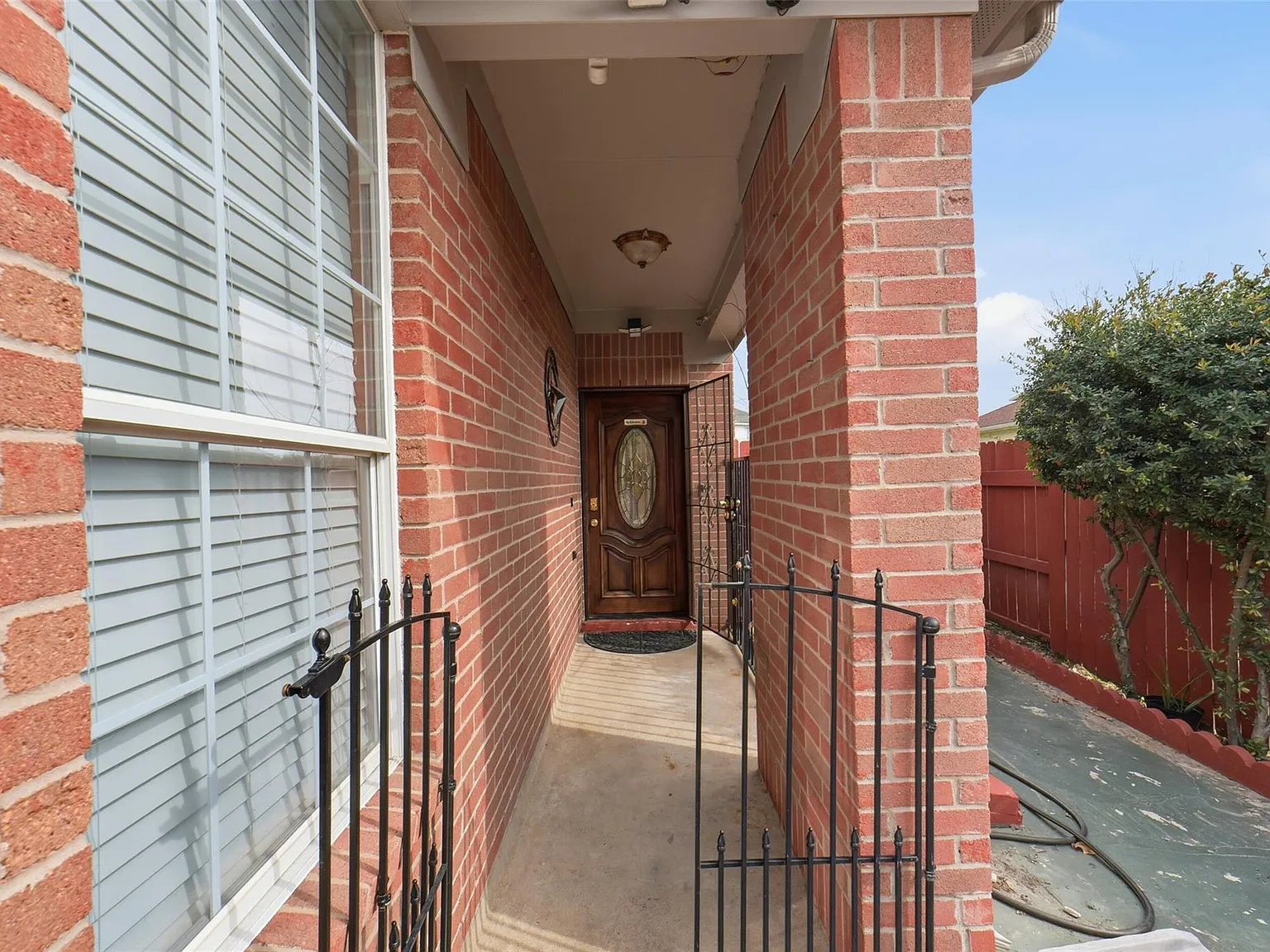 4 bed, 2.5 bath, 2399 sqft, $2,000 — Photo 3