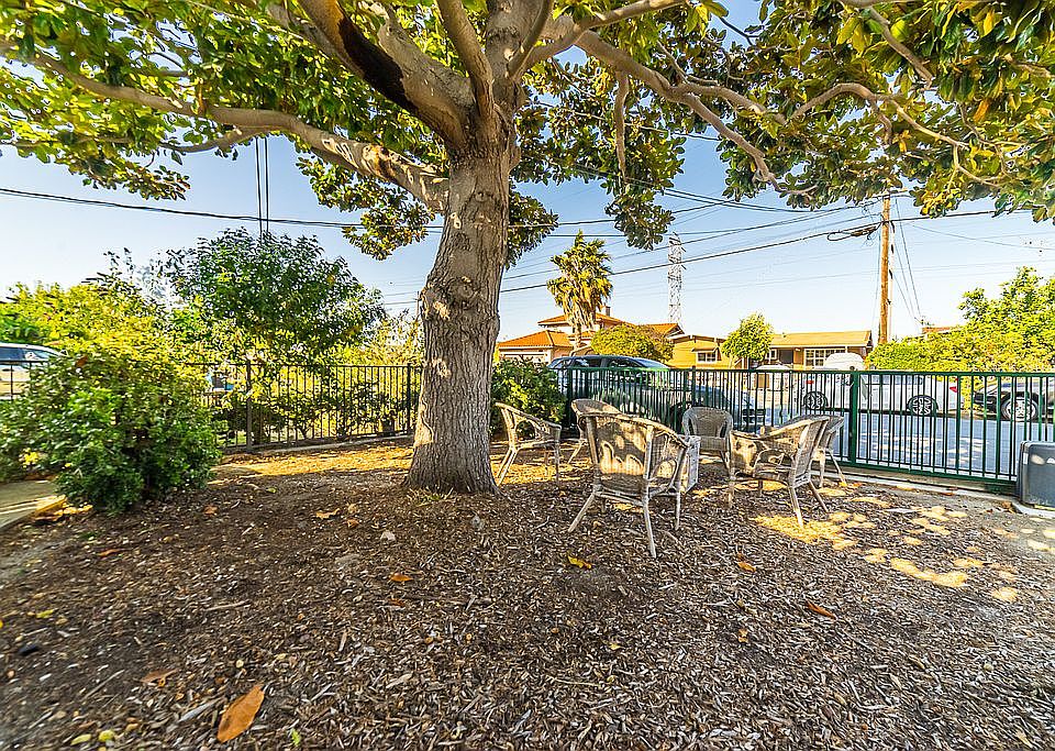 2nd image of 1387 Camellia Dr