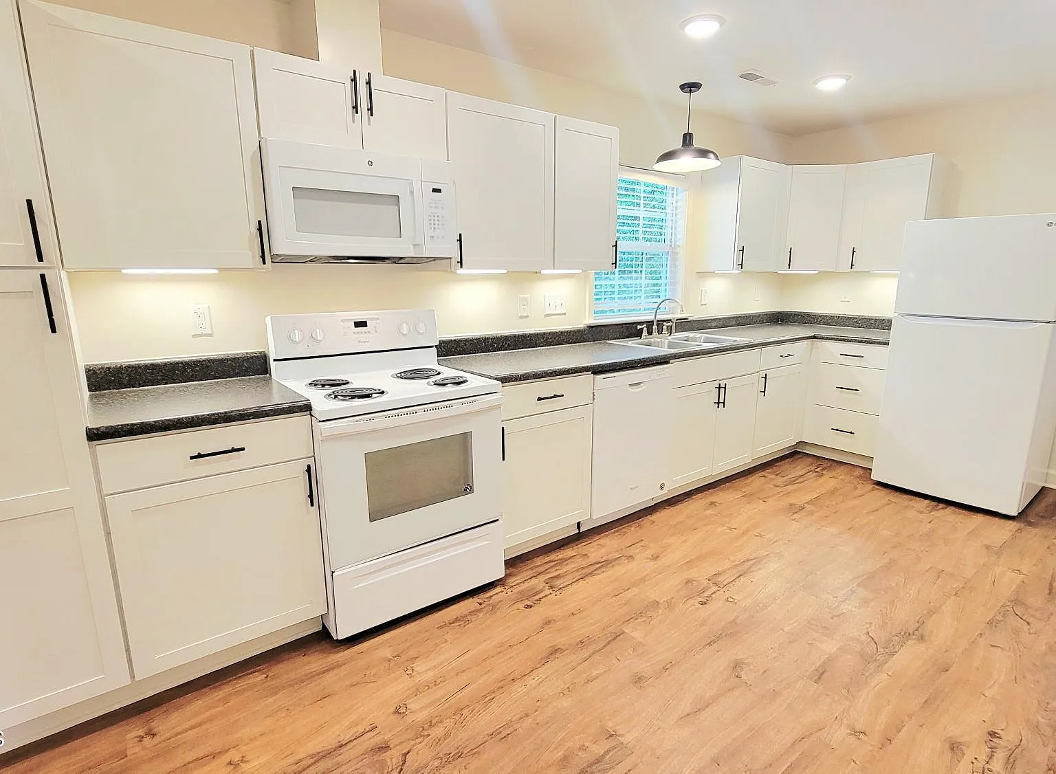 3 bed, 3.0 bath, $2,395 — Photo 4