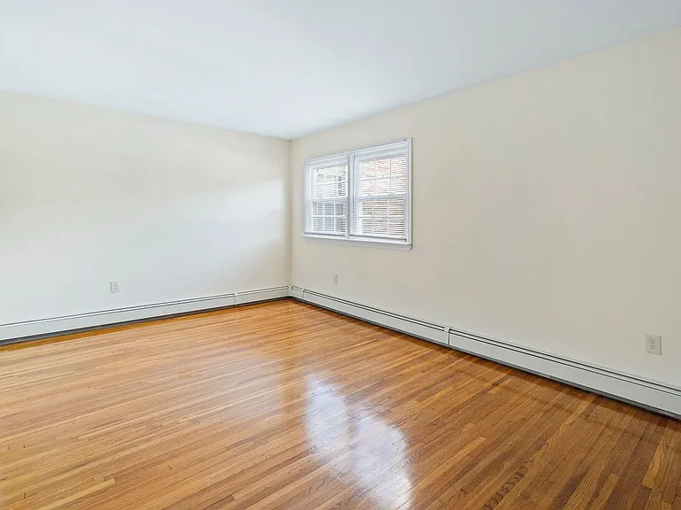 Newtonian Garden Apartments — Photo 23