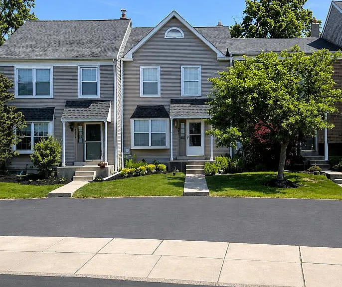 2371 Norrington Dr W — Photo 1