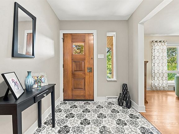 3rd image of 13 Carleton Dr