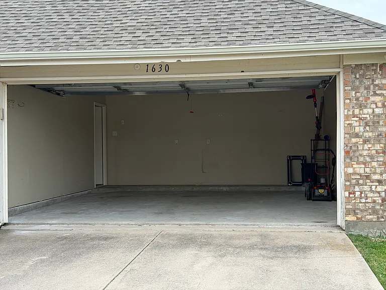 1630 Lagonda Ln — Photo 2