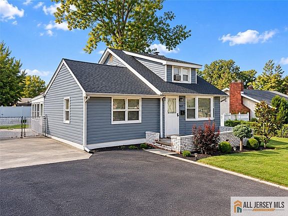 2nd image of 969 Woodcrest Dr