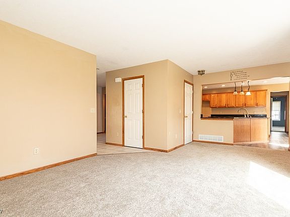 5th image of 6393 Meadowbrook Dr