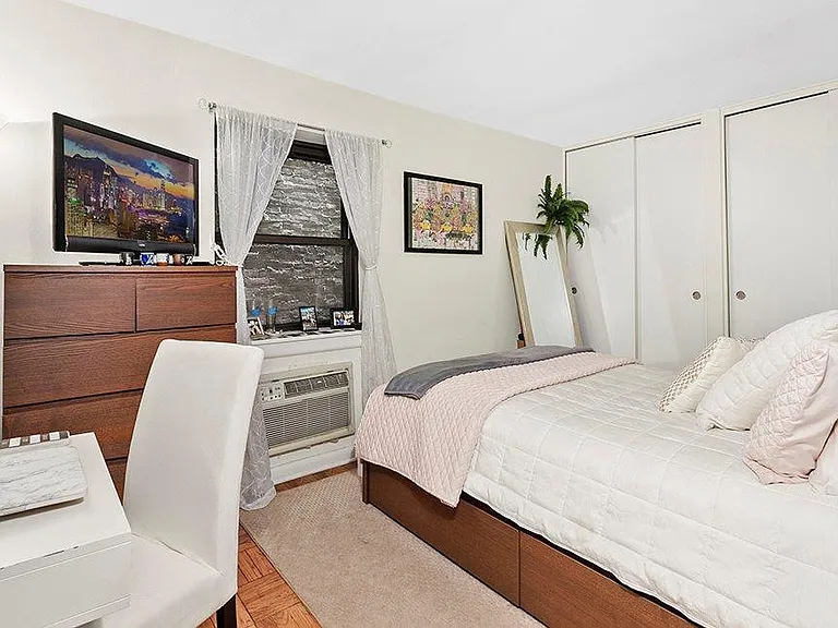 235 E 51st St #2B — Photo 3