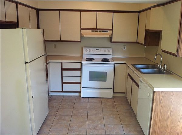 Kitchen w/ appliances including dishwasher