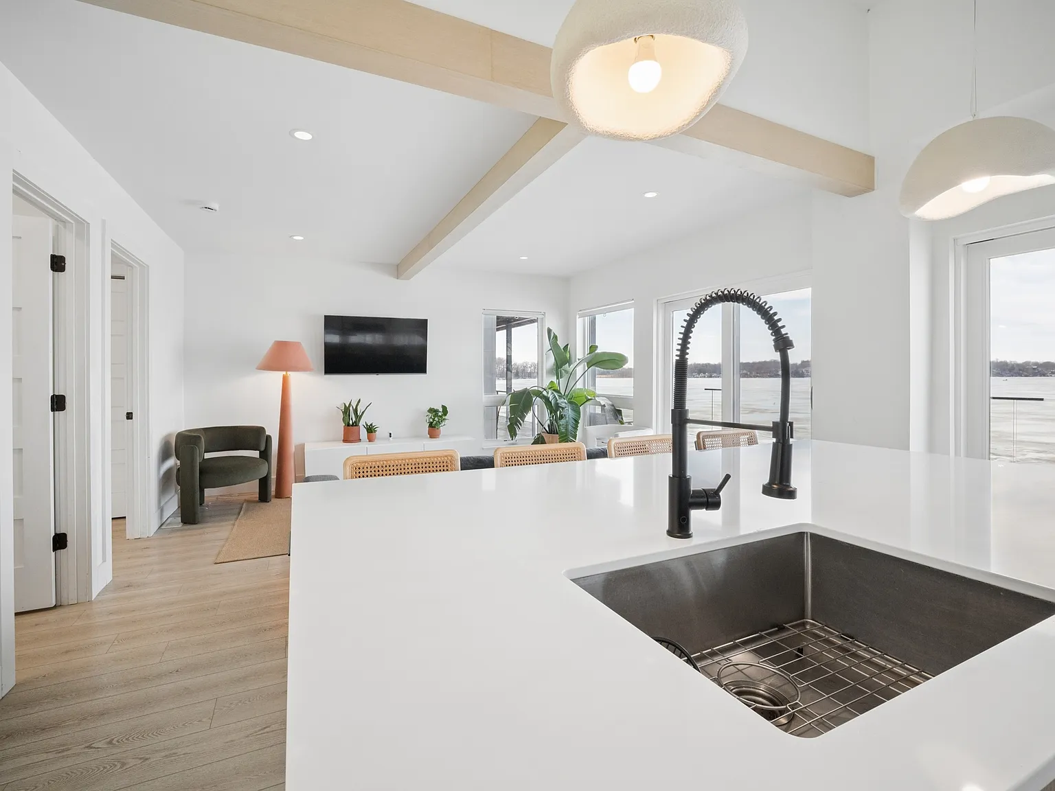 2719 S Lakeview Dr — Photo 3