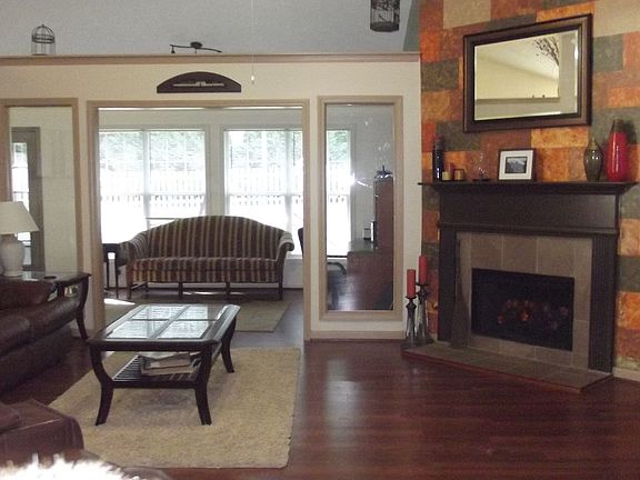 Living room w/fireplace