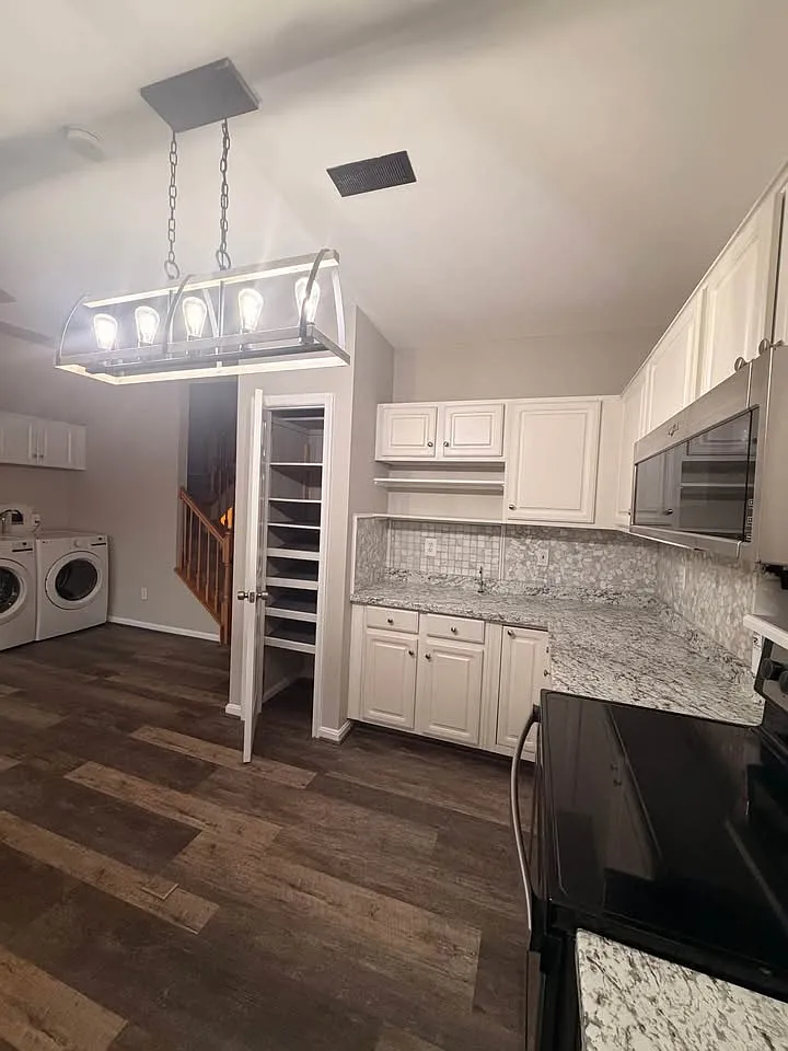 3 bed, 2.5 bath, $1,050 — Photo 2