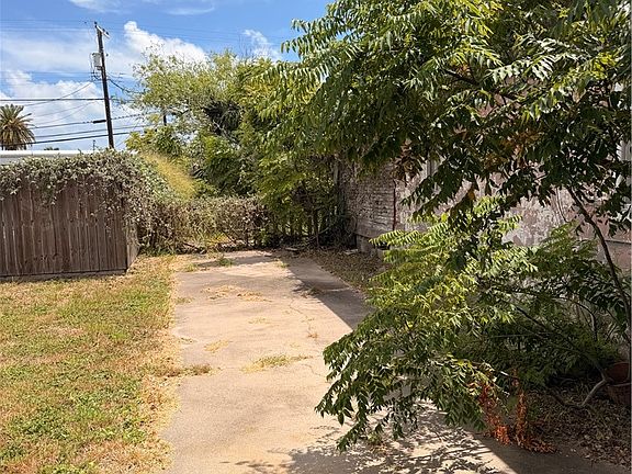 3rd image of 1027 S Houston St
