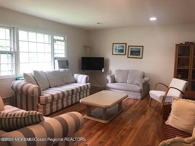 442 Redmond Ave — Photo 2