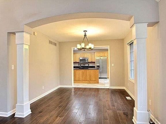 5th image of 1086 Mission Hills Ct