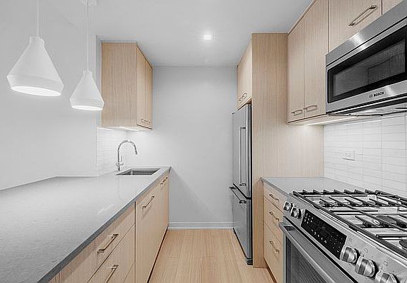 4th image of 1 Columbus Pl APT N28a
