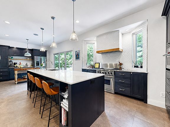 3rd image of 2702 Springhill Ln