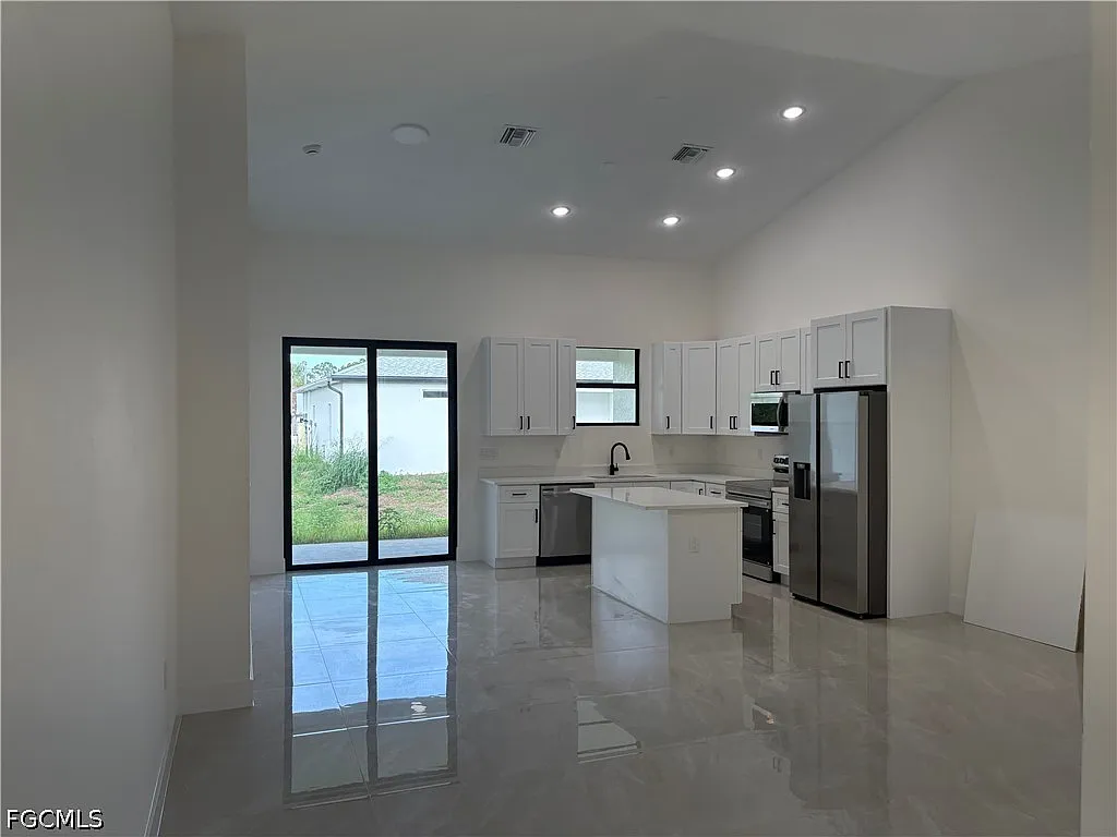 3 bed, 2.0 bath, 1200 sqft, $2,100 — Photo 2
