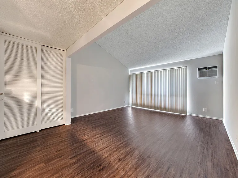 5830 Reseda Boulevard — Photo 86