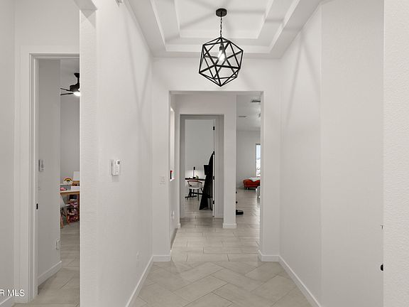 5th image of 233 Farnborough St
