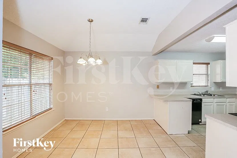 4 bed, 2.0 bath, 2100 sqft, $2,165 — Photo 4