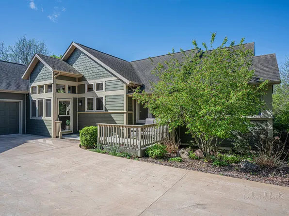 15 Harbor Dr, Galena, IL 61036