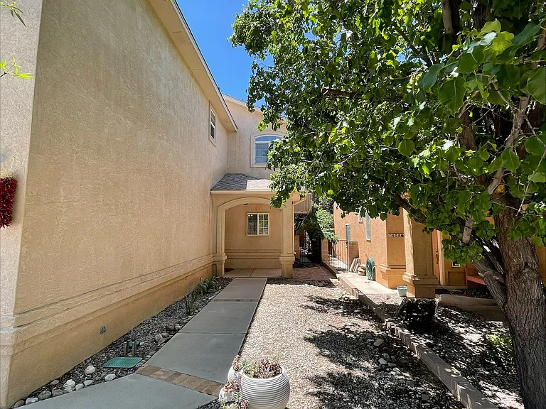 7412 Peregrine Rd NE — Photo 34