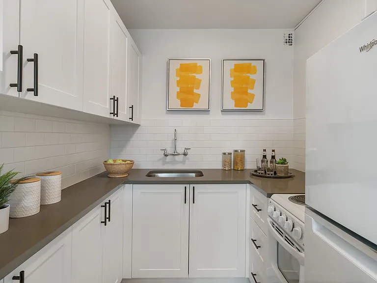 Comfortable Urban Living in a Classic Brick Building Near UW & Light Rail — Photo 9