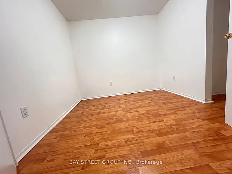 22 Cardwell Ave — Photo 6