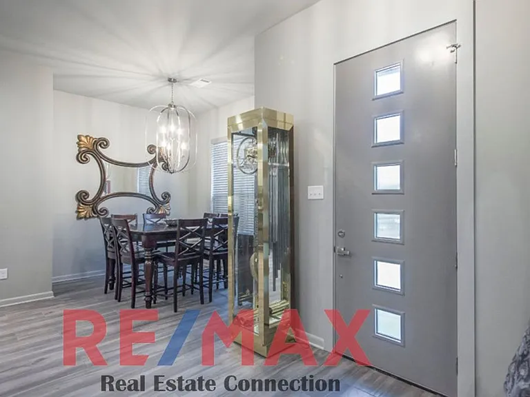417 Cobblestone Dr — Photo 2