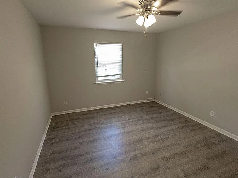 1915 Greenleaves Ct — Photo 14