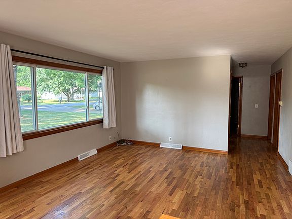 4th image of 676 Miller Ln