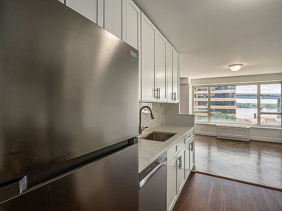 5th image of 16625 Powells Cove Blvd APT 6M