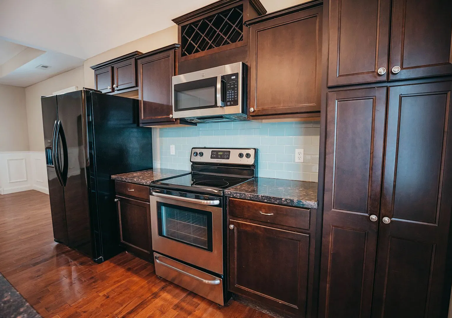 Walnut 1046 — Photo 2