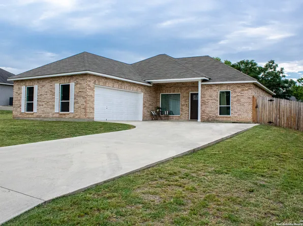 312 Crownhill Dr., Pleasanton, TX 78064