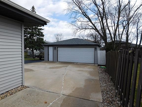 5th image of 19917 Crescent Ave