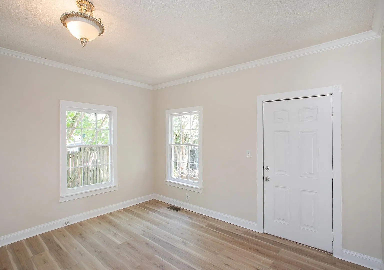 East Nash 2 Bed 1 Bath with Yard — Photo 4