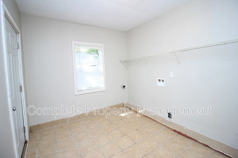 3 bed, 1.0 bath, $1,250 — Photo 4