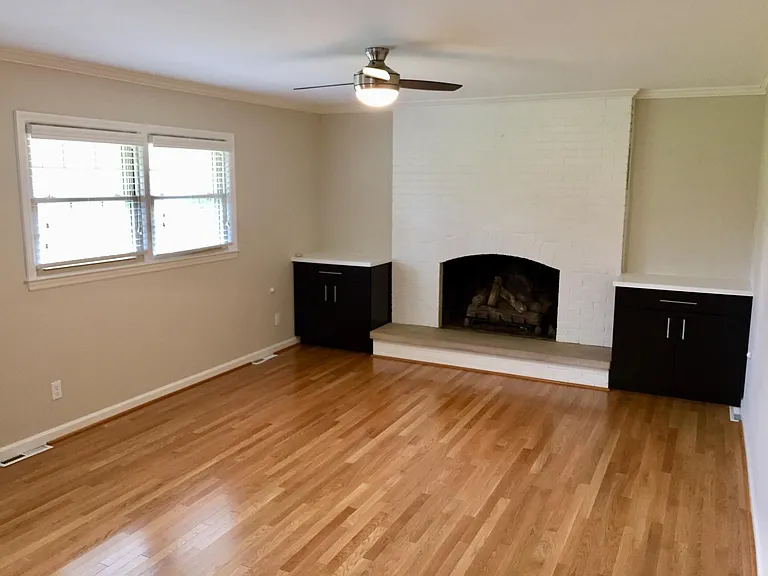 836 Surrey Ln — Photo 7