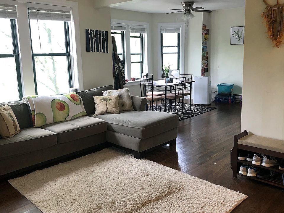 1st image of 3819 1/2 N Greenview Ave #3