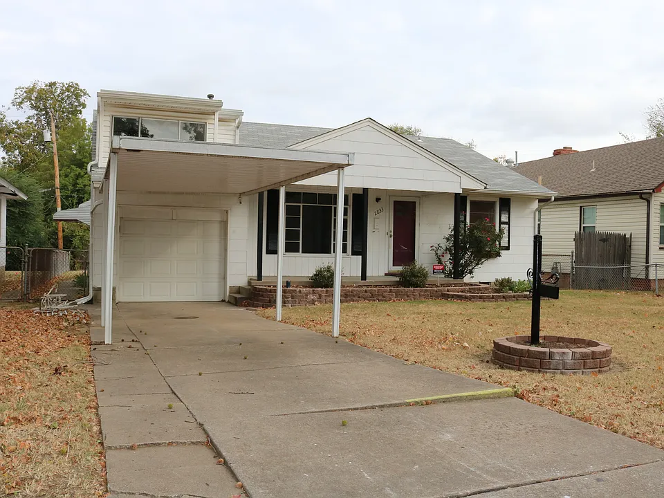 2833 E 1st Pl