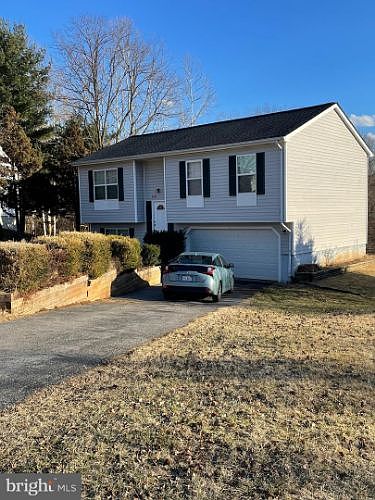 2nd image of 1035 Meadow Ct