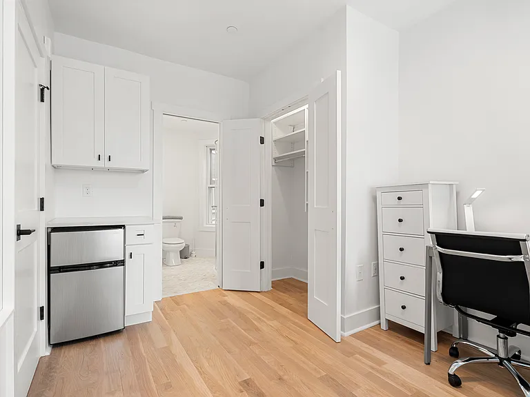 349 W 4th St #6 — Photo 3